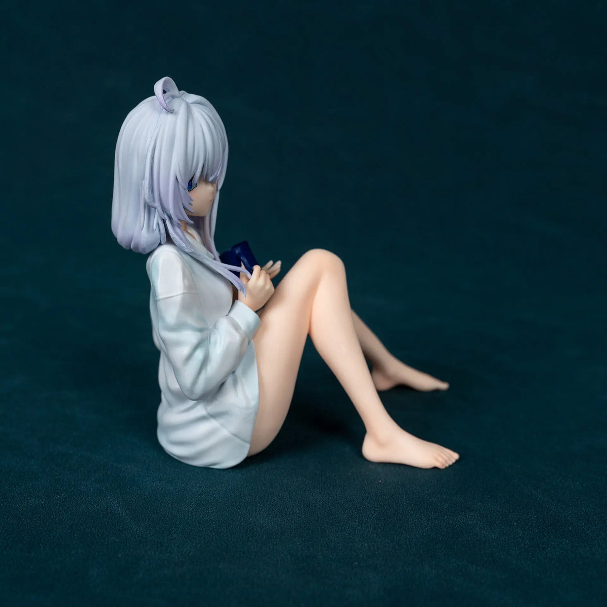 Hot The Journey Of Elaina Elaina Sitting In Pajamas Anime Girl Figure 11cm Model Statue Collection Desktop Decoration Toys