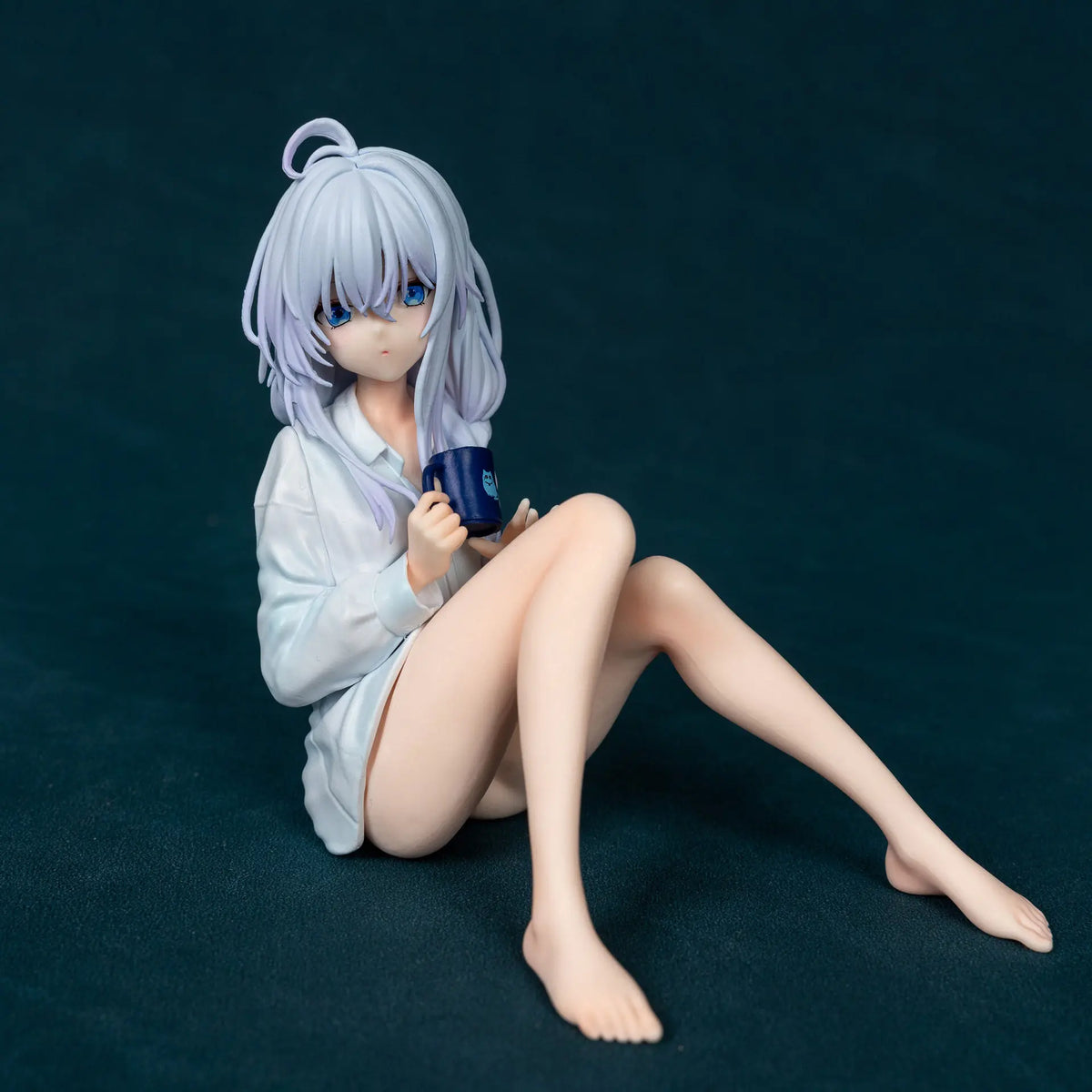 Hot The Journey Of Elaina Elaina Sitting In Pajamas Anime Girl Figure 11cm Model Statue Collection Desktop Decoration Toys